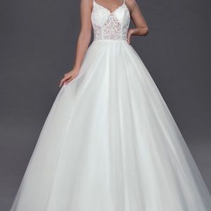 Brand new wedding dress gown. Size 6
